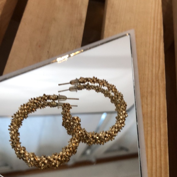 Small hoop earrings - Picture 3 of 5